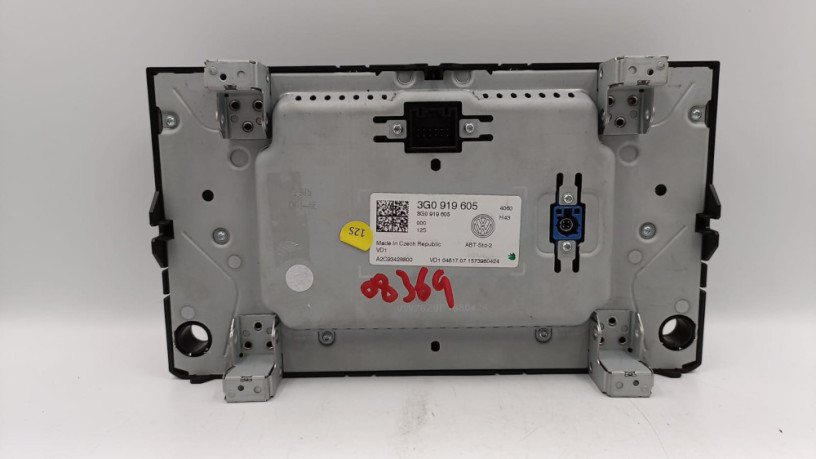 volkswagen-passat-b8-18-tfsi-2015-65-tv-display-big-2
