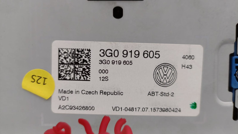 volkswagen-passat-b8-18-tfsi-2015-65-tv-display-big-4